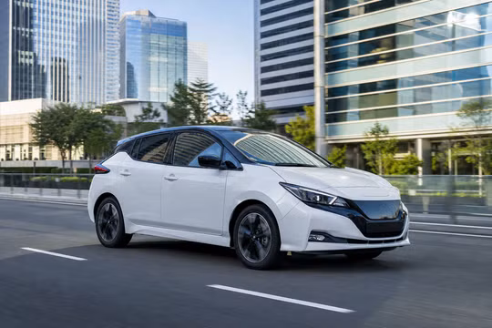 Nissan đánh dấu 10 năm phát triển xe điện LEAF