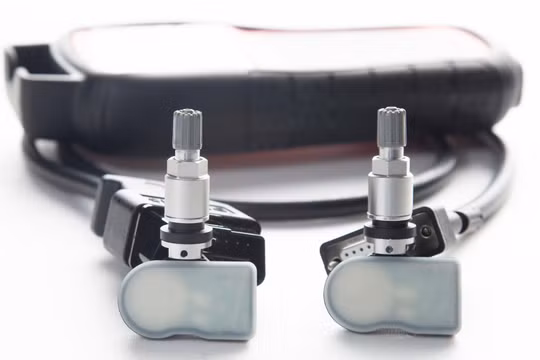 Cảm biến áp suất lốp dùng được bao lâu, có nên tự thay?