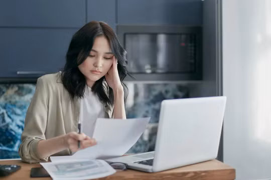 Bẫy "mua trước trả sau" và thế hệ người trẻ "vừa đi làm đã mắc nợ"