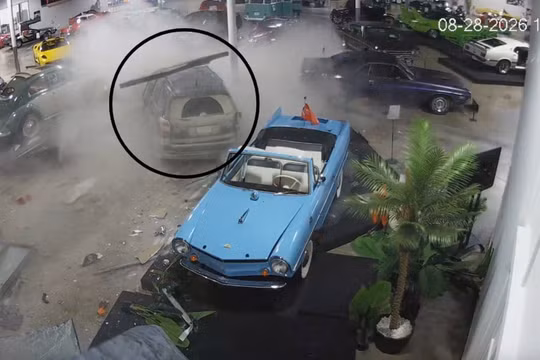 Ô tô mất lái đâm xuyên vào phòng trưng bày siêu xe cổ ở Mỹ