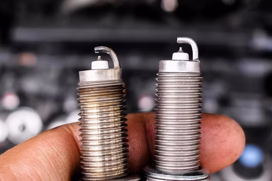 Đầu bugi trắng báo hiệu điều gì về xe của bạn