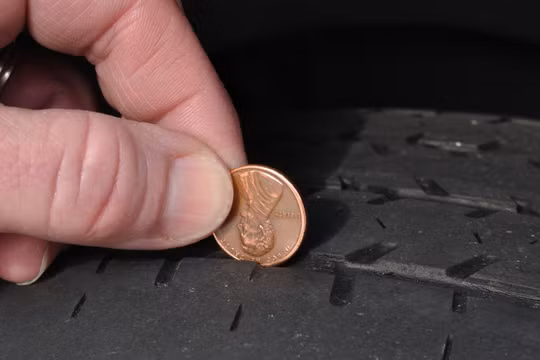 Cách kiểm tra độ mòn lốp xe bằng đồng xu: Nên dùng đồng penny hay quarter?