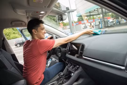 Cách làm sạch kính lái hiệu quả để giảm chói khi lái xe