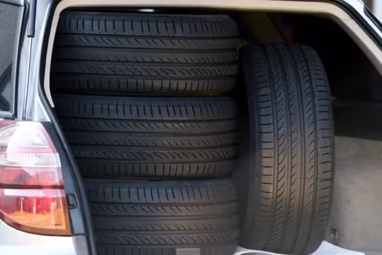 4 lốp xe có bắt buộc phải giống hệt kiểu gai hay không?