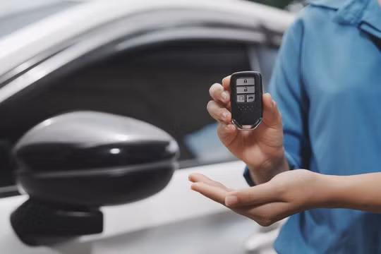 Để chìa khóa thông minh quá gần xe có làm hao pin không?