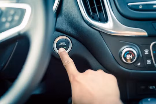 Điều gì sẽ xảy ra nếu bạn nhấn nút khởi động xe khi đang lái?