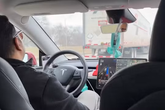 Tài xế Uber ngủ gật 20 phút, để Tesla tự lái và gây tranh cãi dữ dội