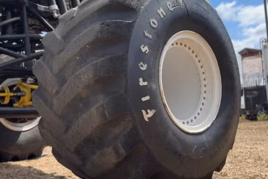 Chiếc monster truck lớn nhất thế giới khủng đến mức nào?