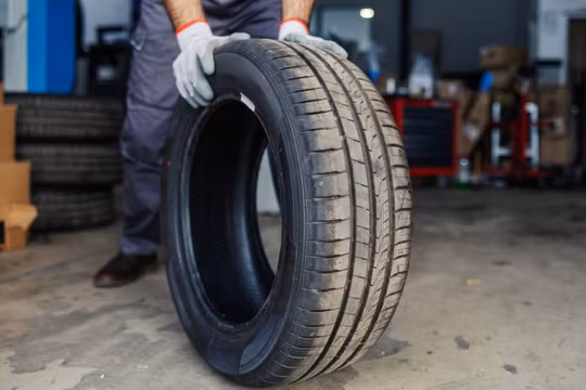 Lốp xe bao nhiêu tuổi thì nên thay mới, dù gai vẫn còn tốt?
