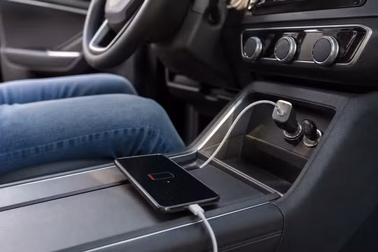 Vì sao không nên dùng cổng USB ô tô để sạc điện thoại?