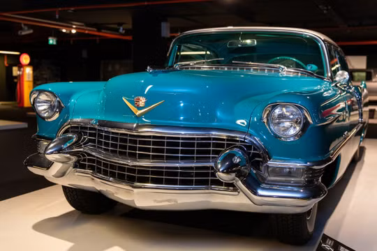 Người thiết kế đầu tiên của Cadillac là ai?