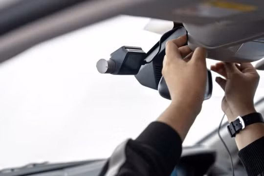 Camera lùi hoạt động như thế nào trên ô tô?