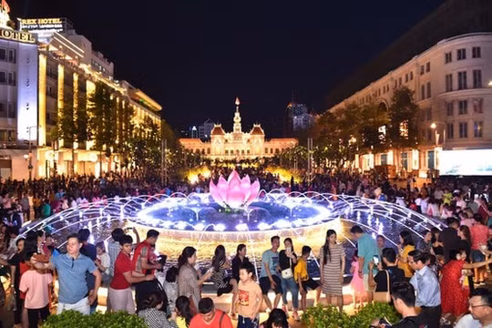 Kinh tế đêm tại TP.HCM: Tiềm năng lớn nhưng vẫn thiếu cú hích phát triển