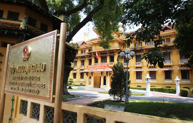 Trụ sở Bộ Ngoại giao Việt Nam tọa lạc tại số 1, Tôn Thất Đàm, Ba Đình, Hà Nội. Đây là tòa nhà trăm mái duy nhất thời Pháp thuộc của Việt Nam, được khởi công xây dựng từ năm 1925 và do kiến trúc sư Ernest Hebrard thiết kế.