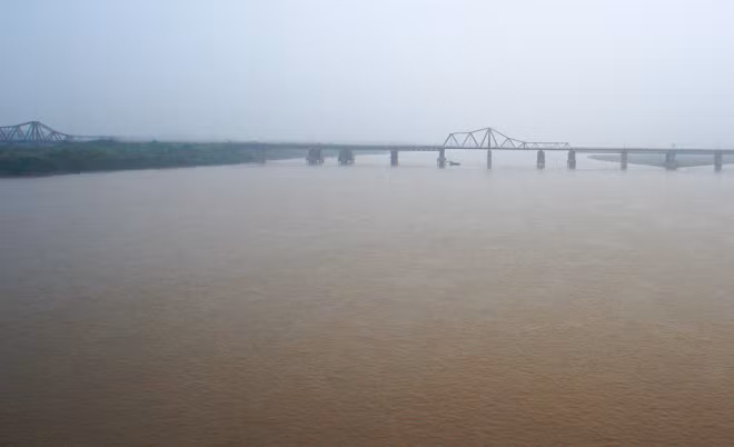 Cầu Long Biên là cây cầu đầu tiên bắc qua sông Hồng.
