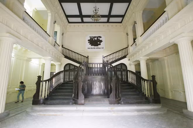 Trường Đại học Dược Hà Nội, tiền thân là trường Thuốc Đông Dương, được thành lập theo sắc lệnh của Chính phủ Pháp do toàn quyền Doumer ký ngày 8/1/1902. Lúc bấy giờ trường có nhiệm vụ đào tạo y sỹ, dược sỹ Đông Dương và nghiên cứu một số bệnh ở vùng nhiệt đới.