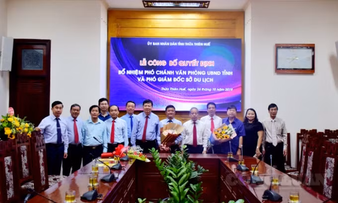 Lãnh đạo tỉnh và các sở ngành tặng hoa chúc mừng Phó Giám đốc sở và Phó Chánh Văn phòng.