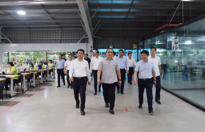 Đoàn công tác tham quan phân xưởng may