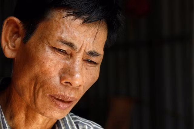 Cha của Nguyễn Đình Lượng ngậm ngùi chia sẻ lại câu chuyện của con mình. Ảnh: Reuters