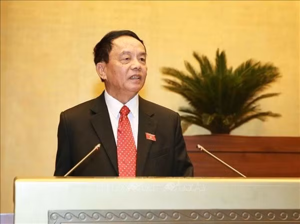 Chủ nhiệm Ủy ban Quốc phòng và An ninh của Quốc hội Võ Trọng Việt báo cáo tại phiên họp. Ảnh: TTXVN