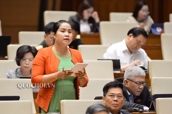 Đại biểu Y Nhàn (Đoàn Kon Tum) phát biểu. Ảnh: quochoi.vn