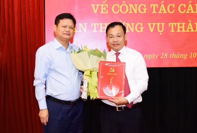 Trưởng ban Tổ chức Thành ủy Vũ Đức Bảo trao quyết định cho đồng chí Lương Chí Công. Ảnh Báo Hà Nội mới.