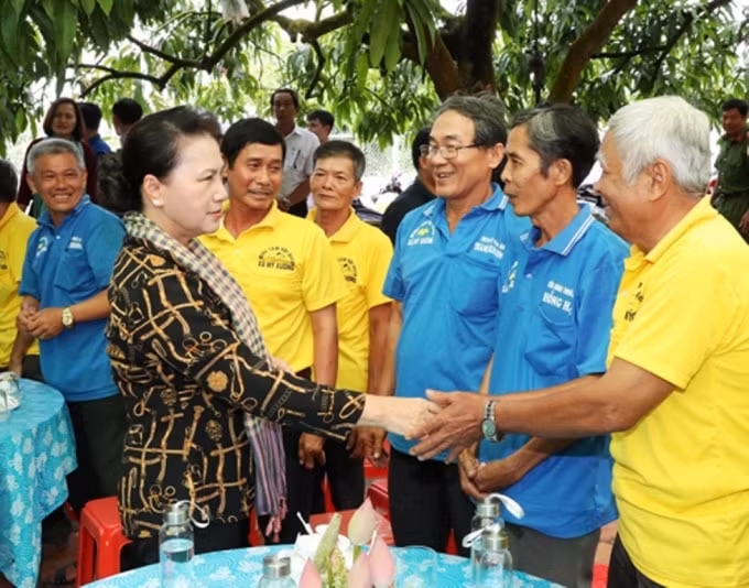 Chủ tịch Quốc hội Nguyễn Thị Kim Ngân thăm Hội quán nông dân tại Đồng Tháp.