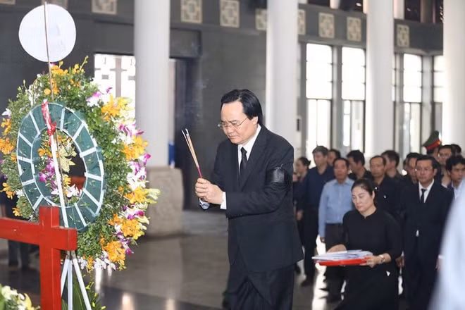 Bộ trưởng Bộ GD&ĐT Phùng Xuân Nhạ thắp hương tiễn đưa Thứ trưởng Lê Hải An. Ảnh: AH