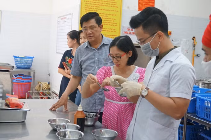 Công tác kiểm tra an toàn thực phẩm tại trường học. Ảnh: Hanoimoi