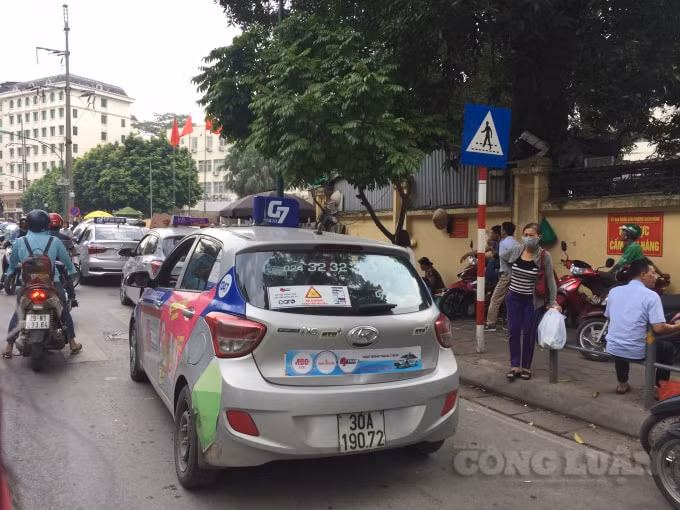 Nhiều khu vực vỉa hè trước cổng bệnh viện trở thành nơi để xe, buôn bán hàng quán hết sức lộn xộn, mất trật tự