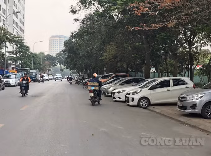 Hàng loạt điểm trông giữ phương tiện không phép mọc lên lấn chiếm vỉa hè, lòng đường gây mất an toàn giao thông, mỹ quan đô thị và kéo theo một loạt những hệ lụy xấu