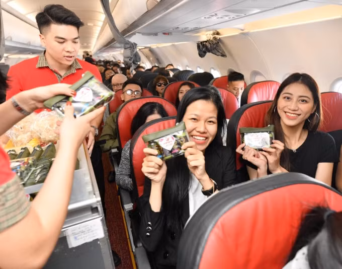 Những tiết mục biểu diễn nghệ thuật đặc sắc trên tàu bay và nhiều phần quà được Vietjet dành tặng cho tất cả khách hàng trong dịp kỷ niệm vô cùng ý nghĩa này.