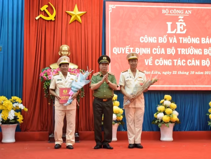 Thượng tướng Bùi Văn Nam, Thứ trưởng Bộ Công an trao Quyết định của Bộ trưởng Bộ Công an cho Đại tá Lê Tấn Tới (bìa phải) và Đại tá Trần Phong (bìa trái). (Ảnh Công an)