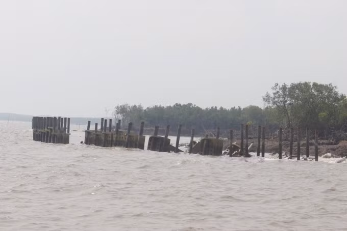 Nhiều đoạn kè bị hư hỏng nghiêm trọng.