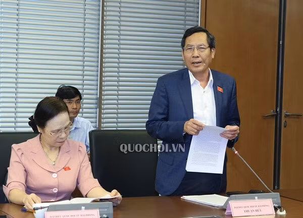 Đại biểu Quốc hội Thuận Hữu phát biểu tại phiên thảo luận tổ chiều 22/10. Ảnh: quochoi.vn
