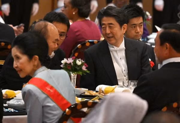 Thủ tướng Nguyễn Xuân Phúc trao đổi với Thủ tướng Shinzo Abe tại tiệc chiêu đãi của Hoàng gia Nhật Bản. Ảnh: Hoàng gia Nhật Bản