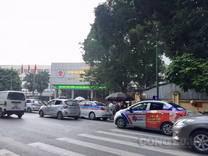 Tình trạng lộn xộn, mất an toàn giao thông trước cổng bệnh viện đã và đang gây bức xúc dư luận
