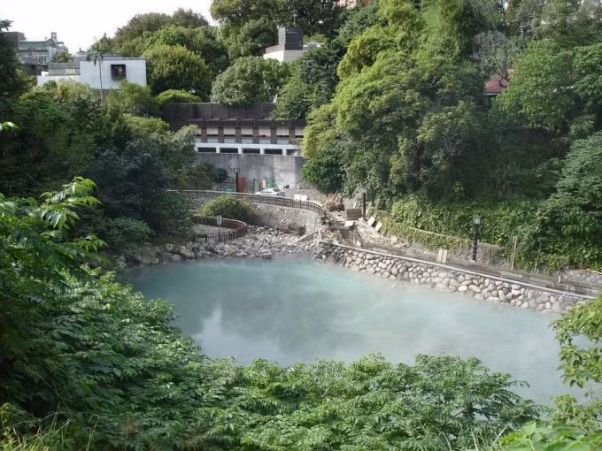 Nơi đây vẫn còn lưu giữ các phòng tắm cũng như bể tắm ngoài trời với kiến trúc Nhật Bản.