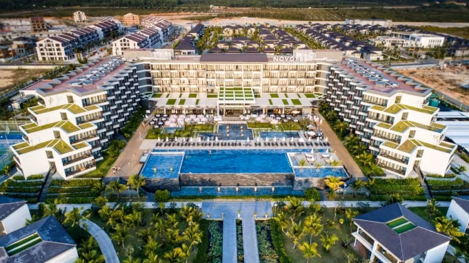 Novotel Phu Quoc Resort thuộc tổ hợp Sonaseas Villas & Resort do Tập đoàn CEO đầu tư hiện là một trong những khu nghỉ dưỡng 5 sao hàng đầu tại Đảo Ngọc
