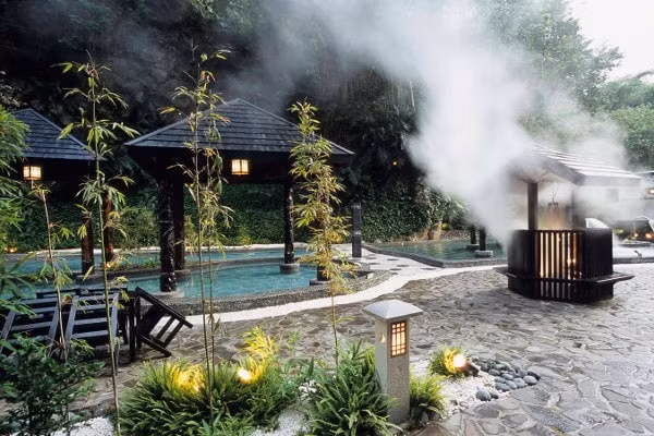 Suối nước nóng ở đây chứa các khoáng sản ở chân đồi núi của Shimu, rất tốt cho da và hệ tuần hoàn máu.