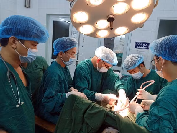 Cán bộ, nhân viên y tế thực hiện nghiêm quy định về bảo hộ lao động trong quá trình làm việc. Ảnh: Phương Anh (nguồn báo Thanh Tra)