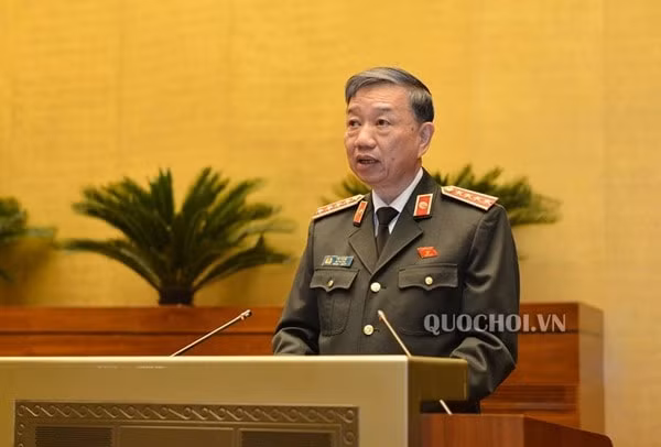 Bộ trưởng Bộ Công an Tô Lâm trình bày Tờ trình về dự án Luật sửa đổi, bổ sung Điều 3 Luật Quản lý, sử dụng vũ khí, vật liệu nổ và công cụ hỗ trợ. Ảnh: Trung tâm báo chí Quốc hội