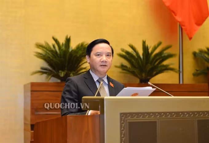 Chủ nhiệm Ủy ban Pháp luật Nguyễn Khắc Định trình bày Báo cáo thẩm tra. Ảnh: quochoi.vn