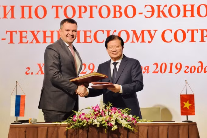 Hai Phó Thủ tướng ký Biên bản khóa họp lần thứ 22 Ủy ban liên Chính phủ Việt Nam-LB Nga về hợp tác kinh tế-thương mại và khoa học-kỹ thuật. Ảnh: VGP