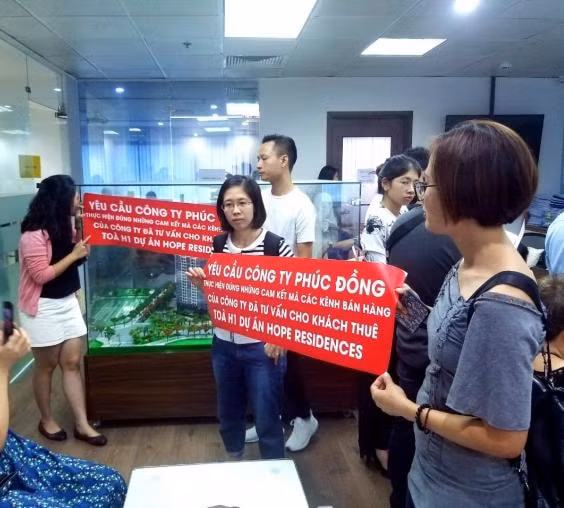 Khách hàng đã đến trụ sở Công ty Cổ phần Phát triển nhà Phúc Đồng tại địa chỉ 39A Ngô Quyền, Hàng Bài, Hoàn Kiếm, Hà Nội căng băng rôn bày tỏ bức xúc