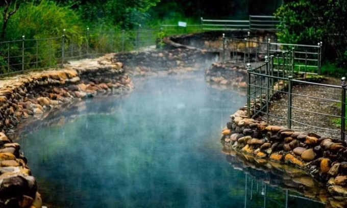 Tìm về tự nhiên với Suối khoáng nóng Alba Thanh Tân.