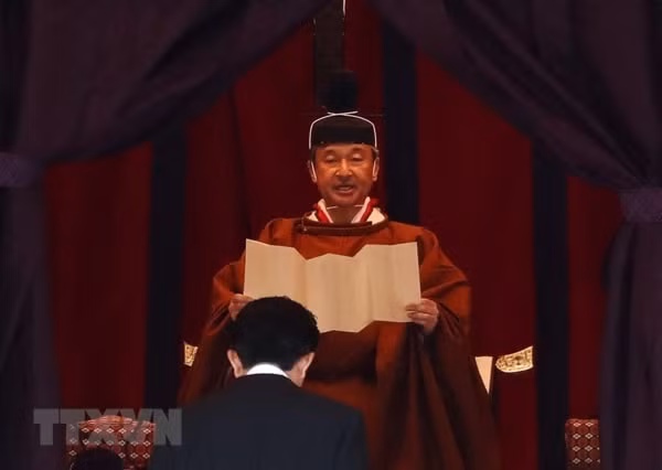 Nhà vua Naruhito phát biểu tuyên bố lên ngôi Hoàng đế trong lễ đăng quang tại Hoàng cung ở thủ đô Tokyo, ngày 22/10/2019. Ảnh: Kyodo/TTXVN