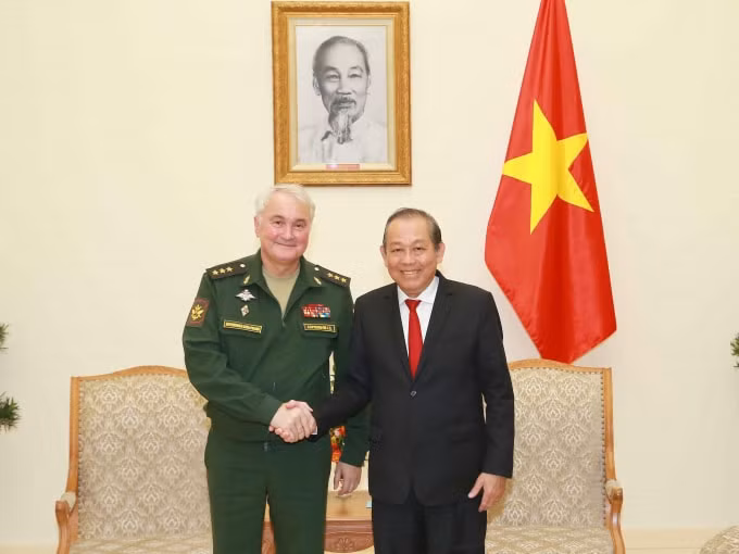 Phó Thủ tướng Thường trực Chính phủ Trương Hòa Bình tiếp Thượng tướng A.V. Kartapolov, Thứ trưởng Quốc phòng, Tổng cục trưởng Tổng cục Chính trị Quân sự các Lực lượng vũ trang Liên bang Nga. Ảnh: VGP