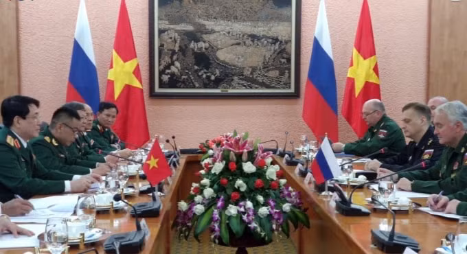 Đại tướng Lương Cường và Thượng tướng Andrei Valerievitch Kartopolov hội đàm. Ảnh: BQP.