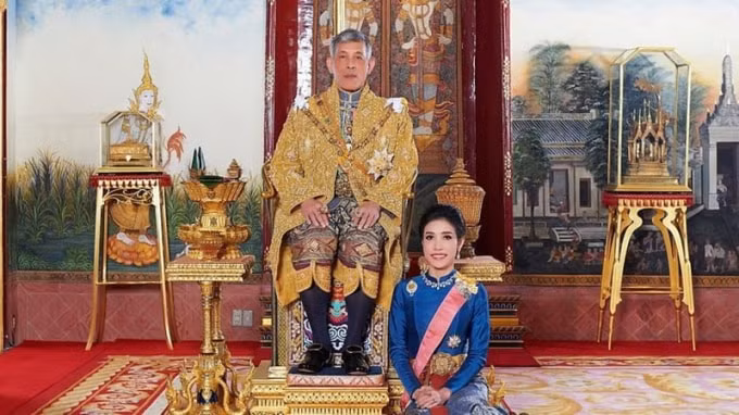 Vua Rama X và hoàng quý phi tại cung điện hoàng gia. Ảnh: REUTERS